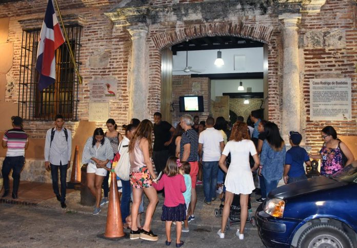 Las visitas son guiadas por personal de los museos.