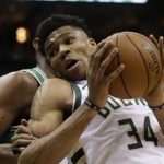 Bucks apabullan a Celtics y se les aproximan en la serie