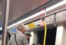 El momento en que dos hombres intentan tirar del tren a un joven porque escuchaba música a alto volumen