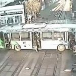 VIDEO: Un tren casi embiste a un bus lleno de pasajeros en Argentina