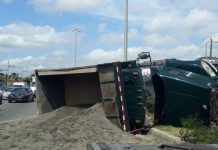 Camión cargado de arena se vuelca en autopista 30 de Mayo