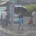 Lluvias débiles a moderadas con aisladas tronadas en la tarde y noche, por vaguada y onda tropical.