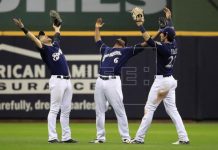 4-0. Chacín pone a los Cerveceros a una victoria de la serie de campeonato