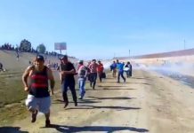MEXICO: Migrantes intentan cruzar muro y reciben gas lacrimógeno