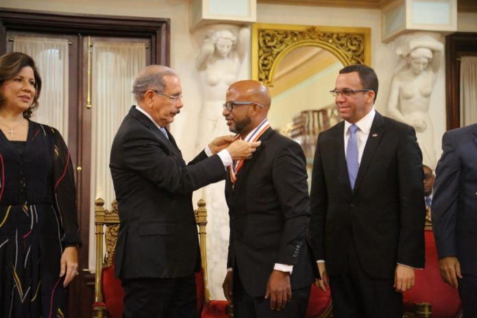 Danilo-impone-medalla