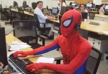 VIDEO: Empleado bancario renuncia y se presenta a su último día de trabajo vestido de Hombre Araña