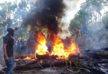 Protestan en comunidad de Santiago en reclamo de carreteras