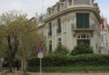 Entró a la embajada de Haití rompió muebles, vidrios y golpeó al embajador: lo internaron en el Borda