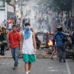 Protestas contra Maduro se extienden hasta la madrugada en varias zonas de Caracas