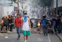 Protestas contra Maduro se extienden hasta la madrugada en varias zonas de Caracas