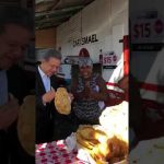 Leonel Fernández se detiene en su ruta política para disfrutar un yaniqueque