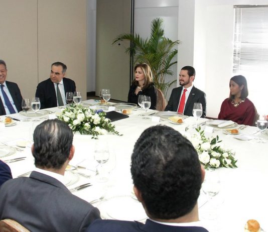 Fernández conversa con empresarios e industriales sobre reformas pendientes