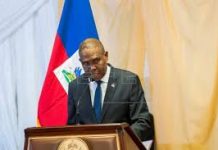 El primer ministro Jean-Henry Ceant anunciando las medidas para tratar de contener las movilizaciones