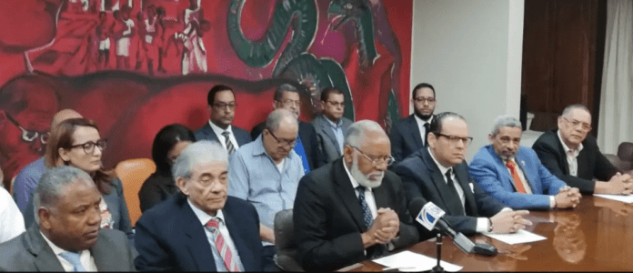 Convocan paro nacional en clínicas y hospitales privados para primero mayo