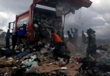 Las fotos de los migrantes venezolanos que revuelven la basura en Brasil para poder comer