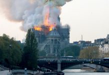 El fuego consume la catedral de Notre Dame en París