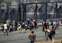 suman 52 heridos en enfrentamientos en Venezuela