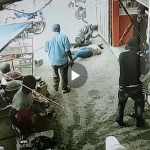 Video: momento en el que alcalde mata joven en mercado San Juan
