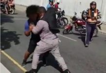 VIDEO: Joven se va a la trompada con agentes policiales