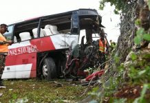 23 heridos y cobrador de autobús muerto al volcarse autobús en la autopista del Nordeste