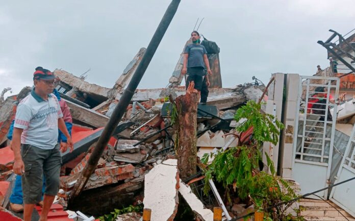 suben-muertos-potente-sismo-indonesia