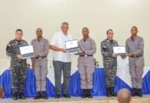 Interior y Policía entrega laptops a conscriptos como parte del compromiso de reforma educativa policial