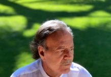 Julio Iglesias, el vecino más popular de un pueblo español famoso por sus ataúdes