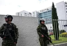 Presidente baleado en Colombia muestra signos de mejoría, según médicos