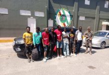 Arrestan a dos empleados del sector público por transportar haitianos indocumentados en San Juan