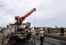 Investigan caída de postes en puente de la 17; tránsito opera de forma restringida